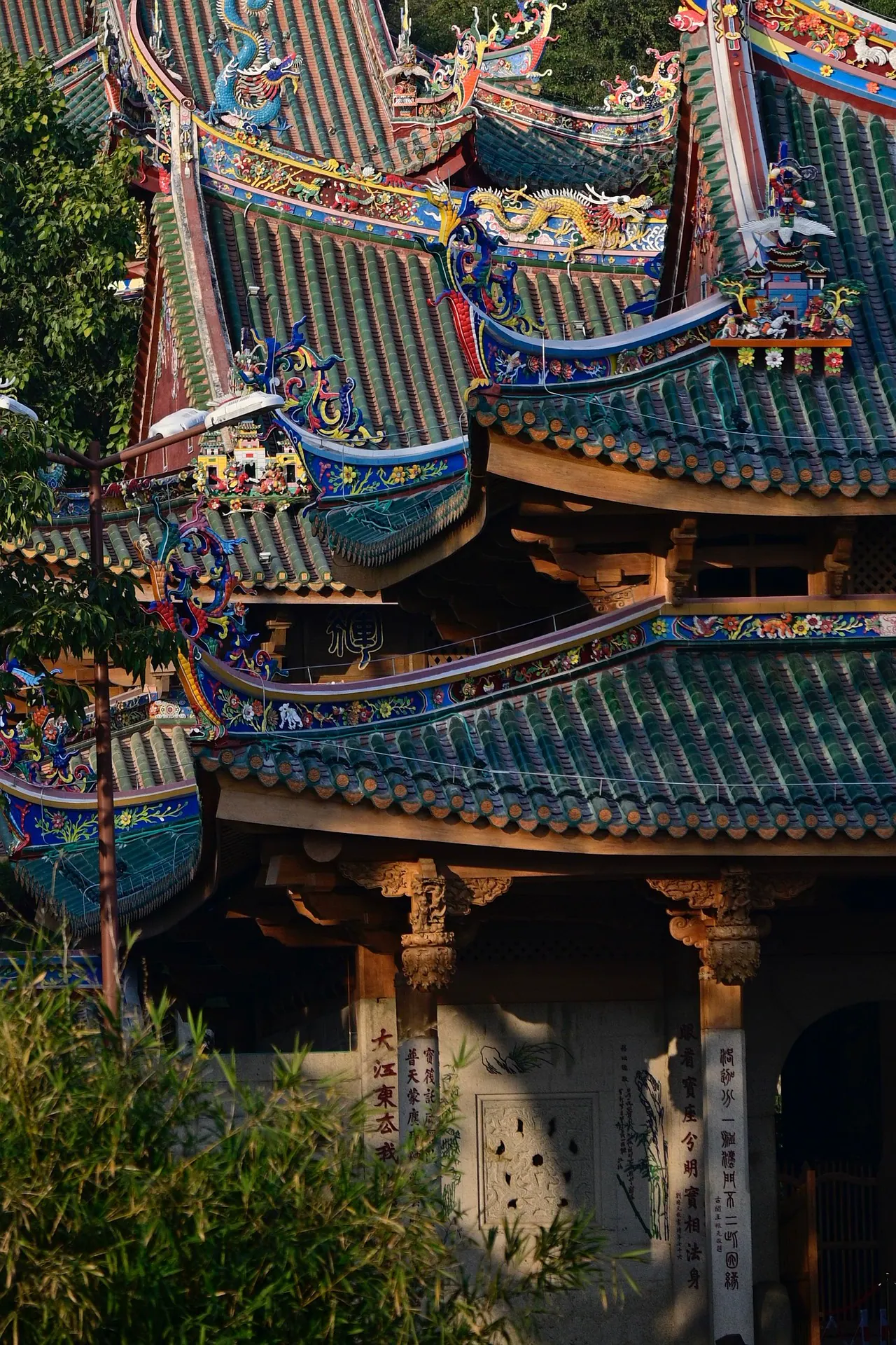 A richly coloured Minnan temple roof