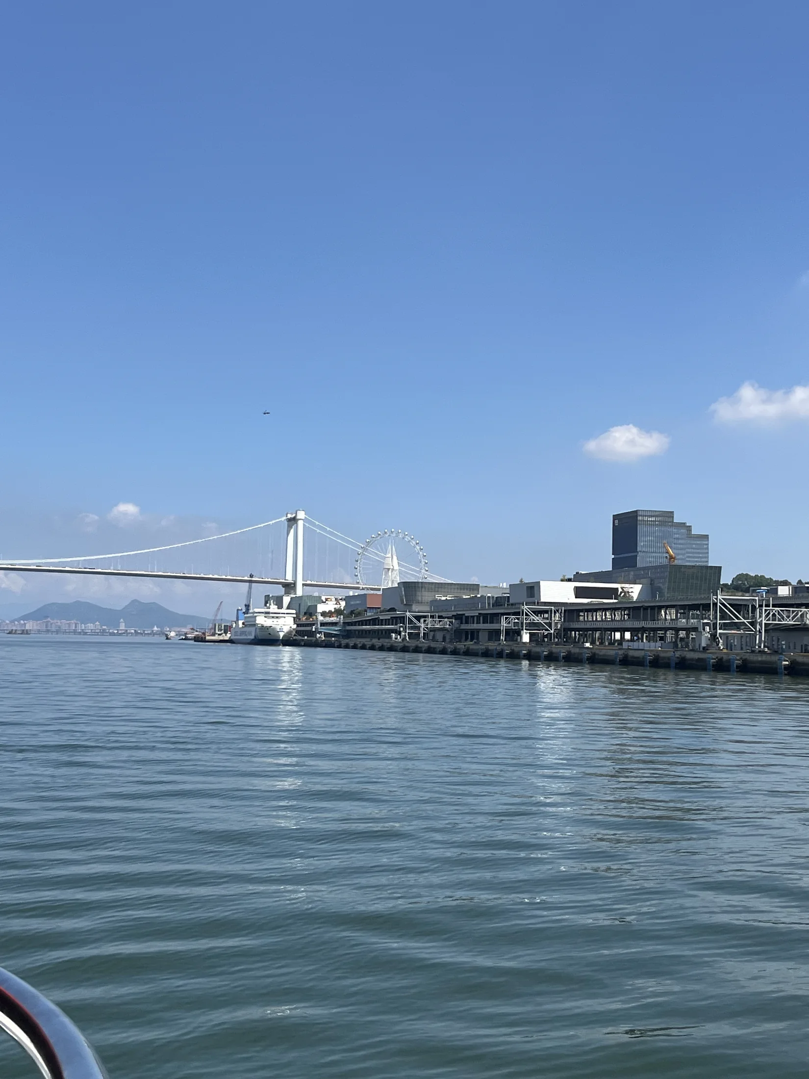 厦门渡口海面与白色大桥