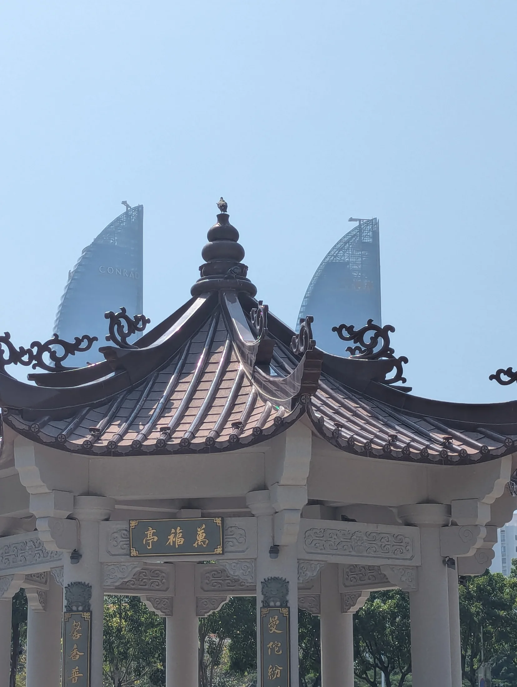 南普陀亭顶与远处双子塔
